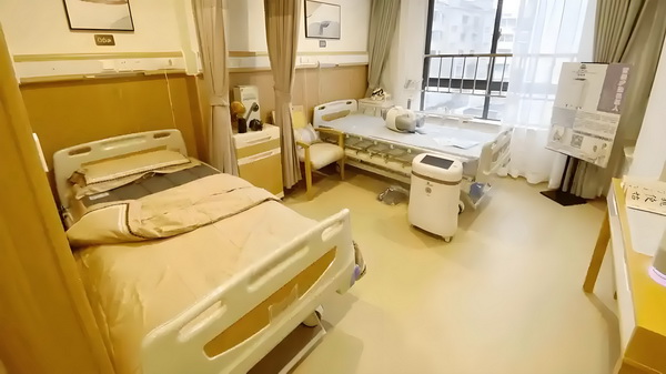姜文被困在一个什么东西里